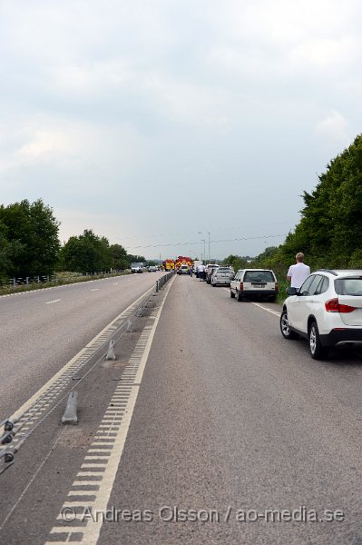 DSC_2242.JPG - Strax innan kl 14 larmades räddningstjänst, ambulans och polis till väg 110 strax utanför Bjuv där en personbil kolliderat med mitträcket och sedan voltat ner i diket och börjat brinna. Vittnen till olyckan lyckades få ut personen ur bilen innan den blev övertänd. Personen ska ha klarat sig utan några skador.