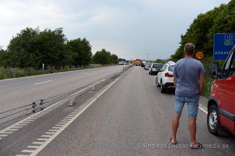 DSC_2243.JPG - Strax innan kl 14 larmades räddningstjänst, ambulans och polis till väg 110 strax utanför Bjuv där en personbil kolliderat med mitträcket och sedan voltat ner i diket och börjat brinna. Vittnen till olyckan lyckades få ut personen ur bilen innan den blev övertänd. Personen ska ha klarat sig utan några skador.