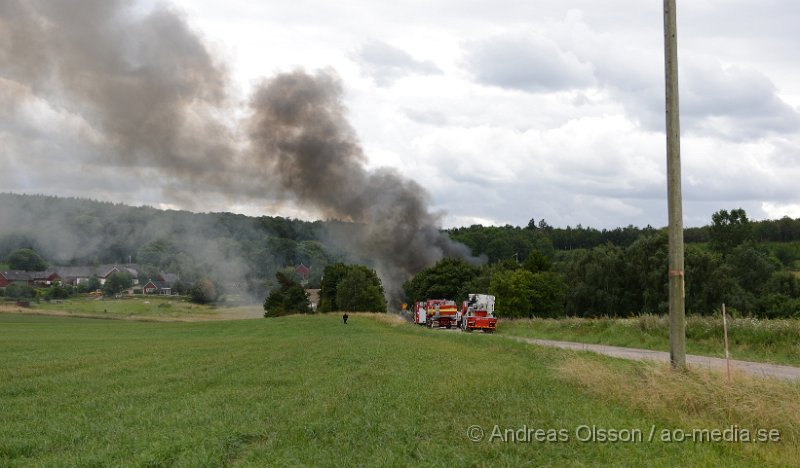 DSC_2246.JPG - På söndags eftermiddagen började det brinna i en större villa i Maglaby utanför Åstorp. När räddningstjänsten kom till platsen var villan övertänd och man rikta in sig på att branden inte skulle sprida sig. Hela huset stod snabbt i lågor och gick inte att rädda. Räddningstjänsten från Klippan, Åstorp, Bjuv och Kvidinge fanns på platsen även ambulans och polis. Ingen person ska ha varit hemma när branden startade.