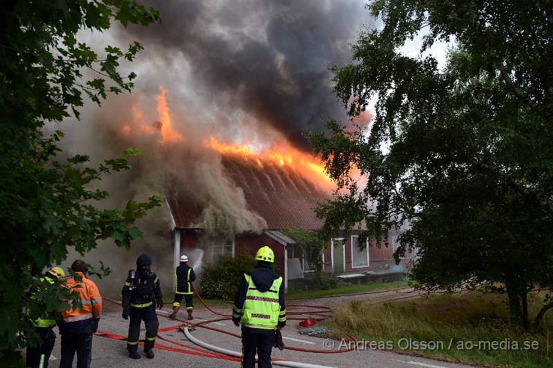 DSC_2248.JPG - På söndags eftermiddagen började det brinna i en större villa i Maglaby utanför Åstorp. När räddningstjänsten kom till platsen var villan övertänd och man rikta in sig på att branden inte skulle sprida sig. Hela huset stod snabbt i lågor och gick inte att rädda. Räddningstjänsten från Klippan, Åstorp, Bjuv och Kvidinge fanns på platsen även ambulans och polis. Ingen person ska ha varit hemma när branden startade.
