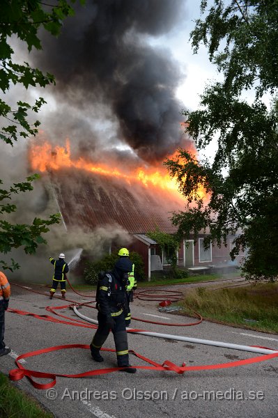 DSC_2249.JPG - På söndags eftermiddagen började det brinna i en större villa i Maglaby utanför Åstorp. När räddningstjänsten kom till platsen var villan övertänd och man rikta in sig på att branden inte skulle sprida sig. Hela huset stod snabbt i lågor och gick inte att rädda. Räddningstjänsten från Klippan, Åstorp, Bjuv och Kvidinge fanns på platsen även ambulans och polis. Ingen person ska ha varit hemma när branden startade.