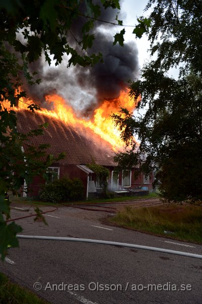 DSC_2251.JPG - På söndags eftermiddagen började det brinna i en större villa i Maglaby utanför Åstorp. När räddningstjänsten kom till platsen var villan övertänd och man rikta in sig på att branden inte skulle sprida sig. Hela huset stod snabbt i lågor och gick inte att rädda. Räddningstjänsten från Klippan, Åstorp, Bjuv och Kvidinge fanns på platsen även ambulans och polis. Ingen person ska ha varit hemma när branden startade.