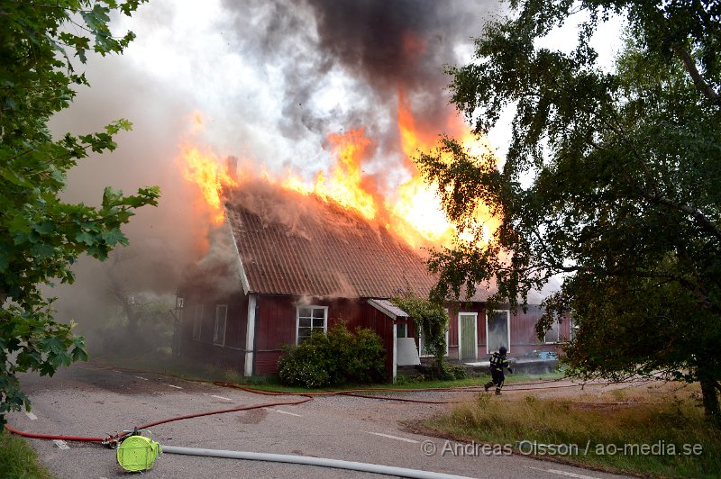 DSC_2254.JPG - På söndags eftermiddagen började det brinna i en större villa i Maglaby utanför Åstorp. När räddningstjänsten kom till platsen var villan övertänd och man rikta in sig på att branden inte skulle sprida sig. Hela huset stod snabbt i lågor och gick inte att rädda. Räddningstjänsten från Klippan, Åstorp, Bjuv och Kvidinge fanns på platsen även ambulans och polis. Ingen person ska ha varit hemma när branden startade.