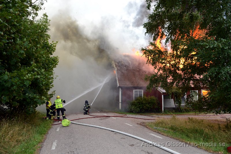 DSC_2257.JPG - På söndags eftermiddagen började det brinna i en större villa i Maglaby utanför Åstorp. När räddningstjänsten kom till platsen var villan övertänd och man rikta in sig på att branden inte skulle sprida sig. Hela huset stod snabbt i lågor och gick inte att rädda. Räddningstjänsten från Klippan, Åstorp, Bjuv och Kvidinge fanns på platsen även ambulans och polis. Ingen person ska ha varit hemma när branden startade.