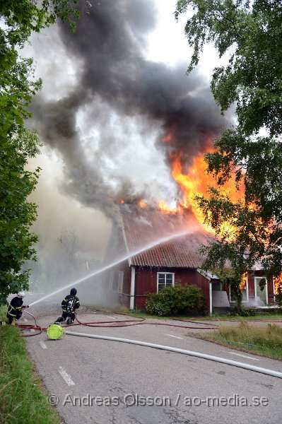 DSC_2258.JPG - På söndags eftermiddagen började det brinna i en större villa i Maglaby utanför Åstorp. När räddningstjänsten kom till platsen var villan övertänd och man rikta in sig på att branden inte skulle sprida sig. Hela huset stod snabbt i lågor och gick inte att rädda. Räddningstjänsten från Klippan, Åstorp, Bjuv och Kvidinge fanns på platsen även ambulans och polis. Ingen person ska ha varit hemma när branden startade.