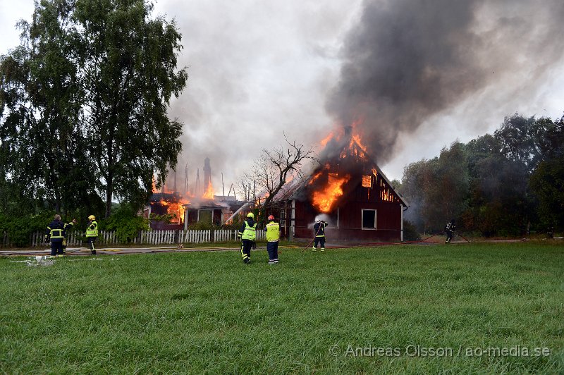 DSC_2262.JPG - På söndags eftermiddagen började det brinna i en större villa i Maglaby utanför Åstorp. När räddningstjänsten kom till platsen var villan övertänd och man rikta in sig på att branden inte skulle sprida sig. Hela huset stod snabbt i lågor och gick inte att rädda. Räddningstjänsten från Klippan, Åstorp, Bjuv och Kvidinge fanns på platsen även ambulans och polis. Ingen person ska ha varit hemma när branden startade.