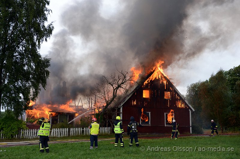 DSC_2263.JPG - På söndags eftermiddagen började det brinna i en större villa i Maglaby utanför Åstorp. När räddningstjänsten kom till platsen var villan övertänd och man rikta in sig på att branden inte skulle sprida sig. Hela huset stod snabbt i lågor och gick inte att rädda. Räddningstjänsten från Klippan, Åstorp, Bjuv och Kvidinge fanns på platsen även ambulans och polis. Ingen person ska ha varit hemma när branden startade.