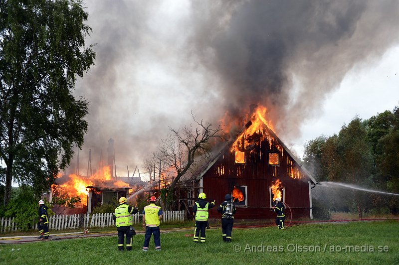 DSC_2264.JPG - På söndags eftermiddagen började det brinna i en större villa i Maglaby utanför Åstorp. När räddningstjänsten kom till platsen var villan övertänd och man rikta in sig på att branden inte skulle sprida sig. Hela huset stod snabbt i lågor och gick inte att rädda. Räddningstjänsten från Klippan, Åstorp, Bjuv och Kvidinge fanns på platsen även ambulans och polis. Ingen person ska ha varit hemma när branden startade.