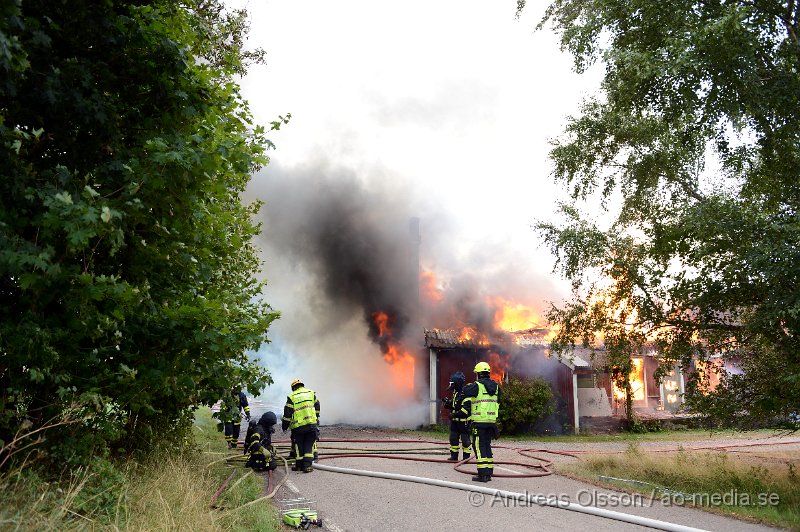 DSC_2275.JPG - På söndags eftermiddagen började det brinna i en större villa i Maglaby utanför Åstorp. När räddningstjänsten kom till platsen var villan övertänd och man rikta in sig på att branden inte skulle sprida sig. Hela huset stod snabbt i lågor och gick inte att rädda. Räddningstjänsten från Klippan, Åstorp, Bjuv och Kvidinge fanns på platsen även ambulans och polis. Ingen person ska ha varit hemma när branden startade.