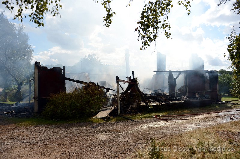 DSC_2283.JPG - På söndags eftermiddagen började det brinna i en större villa i Maglaby utanför Åstorp. När räddningstjänsten kom till platsen var villan övertänd och man rikta in sig på att branden inte skulle sprida sig. Hela huset stod snabbt i lågor och gick inte att rädda. Räddningstjänsten från Klippan, Åstorp, Bjuv och Kvidinge fanns på platsen även ambulans och polis. Ingen person ska ha varit hemma när branden startade.