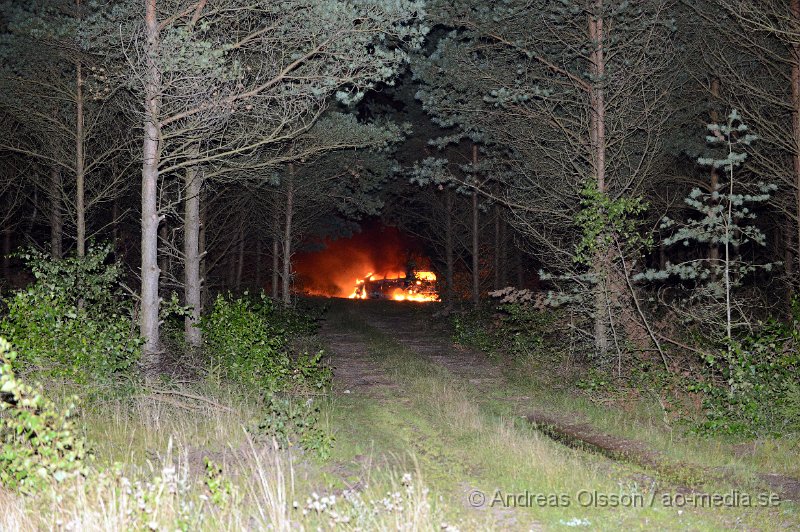 DSC_2337.JPG - Strax innan kl 1 på natten larmades räddningstjänsten om en bilbrand på väg 21 vid "flygrakan". Bilen stod ut på en liten grusväg som inte används och var helt övertänd när räddningstjänsten kom fram. Man misstänker att branden är anlagd.