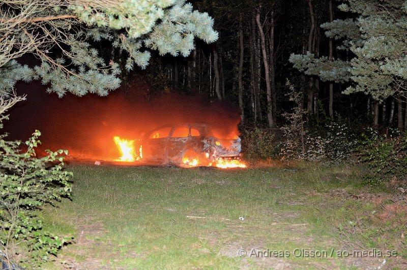 DSC_2338.JPG - Strax innan kl 1 på natten larmades räddningstjänsten om en bilbrand på väg 21 vid "flygrakan". Bilen stod ut på en liten grusväg som inte används och var helt övertänd när räddningstjänsten kom fram. Man misstänker att branden är anlagd.