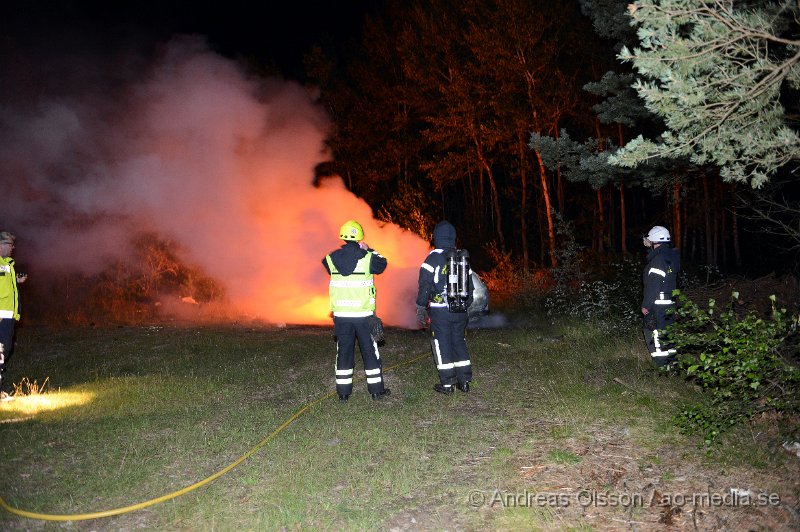 DSC_2341.JPG - Strax innan kl 1 på natten larmades räddningstjänsten om en bilbrand på väg 21 vid "flygrakan". Bilen stod ut på en liten grusväg som inte används och var helt övertänd när räddningstjänsten kom fram. Man misstänker att branden är anlagd.