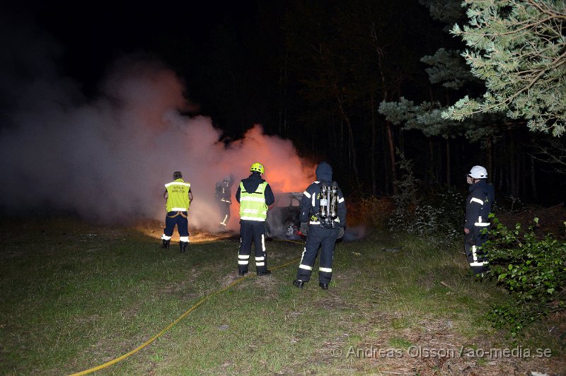 DSC_2342.JPG - Strax innan kl 1 på natten larmades räddningstjänsten om en bilbrand på väg 21 vid "flygrakan". Bilen stod ut på en liten grusväg som inte används och var helt övertänd när räddningstjänsten kom fram. Man misstänker att branden är anlagd.