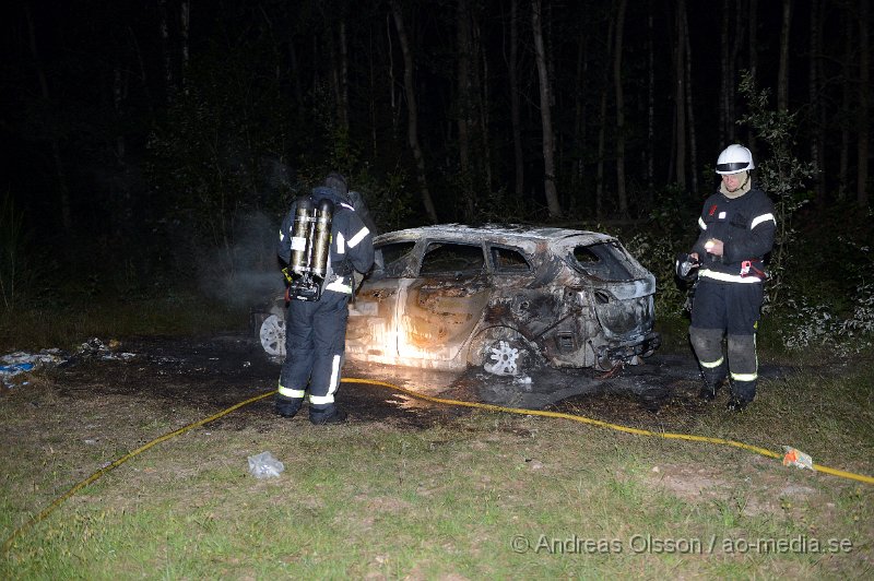 DSC_2343.JPG - Strax innan kl 1 på natten larmades räddningstjänsten om en bilbrand på väg 21 vid "flygrakan". Bilen stod ut på en liten grusväg som inte används och var helt övertänd när räddningstjänsten kom fram. Man misstänker att branden är anlagd.