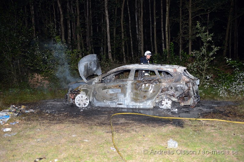 DSC_2344.JPG - Strax innan kl 1 på natten larmades räddningstjänsten om en bilbrand på väg 21 vid "flygrakan". Bilen stod ut på en liten grusväg som inte används och var helt övertänd när räddningstjänsten kom fram. Man misstänker att branden är anlagd.