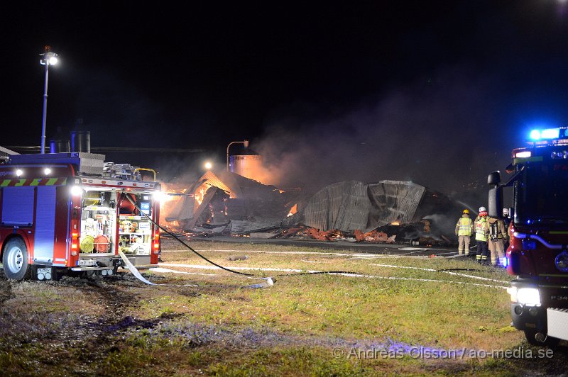 DSC_2347.JPG - Vid 02.40 larmades en stor räddningsstyrka till Lya utanför Båstad där ett stall brann. Hela byggnaden blev snabbt övertänd och ca 6 kalvar och två grisar brann inne, man lyckades rädda en kalv samt ca 140 kor som var i stallet brevid. Räddningstjänsten riktade in sig på att förhindra branden att sprida sig till bla boningshuset som låg väldigt nära stallet. Och det klara man med enbart lättare rök och vattenskador på villan. Ingen person ska ha kommit till skada.