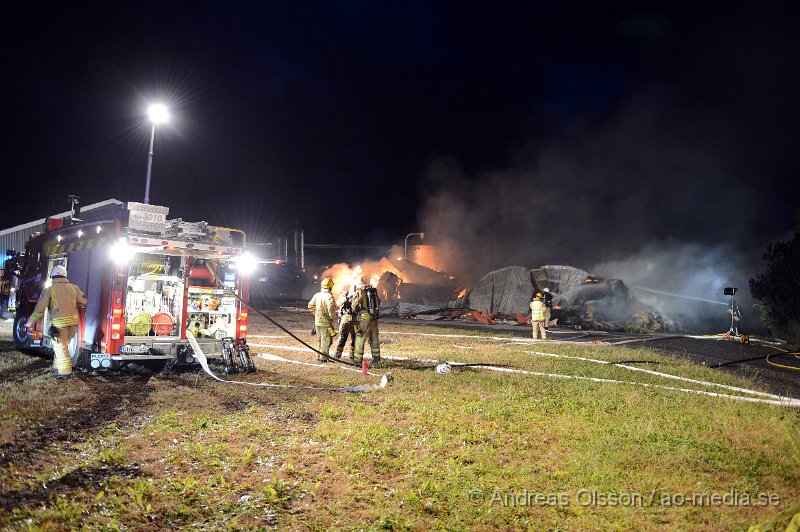 DSC_2352.JPG - Vid 02.40 larmades en stor räddningsstyrka till Lya utanför Båstad där ett stall brann. Hela byggnaden blev snabbt övertänd och ca 6 kalvar och två grisar brann inne, man lyckades rädda en kalv samt ca 140 kor som var i stallet brevid. Räddningstjänsten riktade in sig på att förhindra branden att sprida sig till bla boningshuset som låg väldigt nära stallet. Och det klara man med enbart lättare rök och vattenskador på villan. Ingen person ska ha kommit till skada.