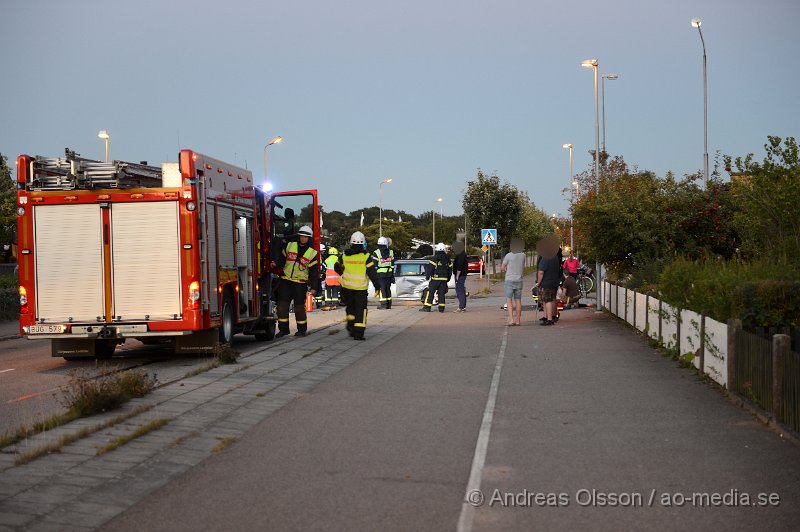 DSC_4598.JPG - Vid halv 9 på kvällen larmades räddningstjänst,ambulans och polis till korsningen Torggatan/Föreningsgatan där två personbila kolliderat. Vägen stängdes av i båda riktningarna under räddningsarbetet. Det är oklart vilka skador dem inblandade fått.