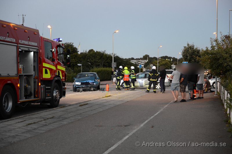 DSC_4599.JPG - Vid halv 9 på kvällen larmades räddningstjänst,ambulans och polis till korsningen Torggatan/Föreningsgatan där två personbila kolliderat. Vägen stängdes av i båda riktningarna under räddningsarbetet. Det är oklart vilka skador dem inblandade fått.