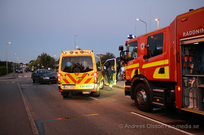 DSC_4601.JPG - Vid halv 9 på kvällen larmades räddningstjänst,ambulans och polis till korsningen Torggatan/Föreningsgatan där två personbila kolliderat. Vägen stängdes av i båda riktningarna under räddningsarbetet. Det är oklart vilka skador dem inblandade fått.