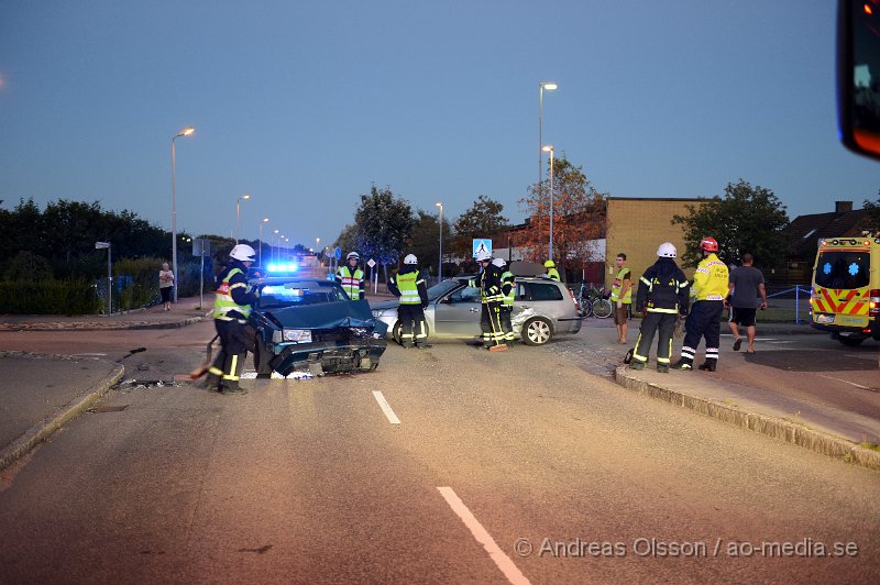 DSC_4605.JPG - Vid halv 9 på kvällen larmades räddningstjänst,ambulans och polis till korsningen Torggatan/Föreningsgatan där två personbila kolliderat. Vägen stängdes av i båda riktningarna under räddningsarbetet. Det är oklart vilka skador dem inblandade fått.