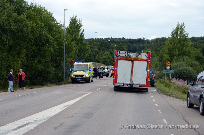 DSC_4607.JPG - Vid 17.15 tiden larmades räddningstjänst,ambulans och polis till Lisåkravägen i Stidsvig där en personbil voltat och två personer var inblandade. Båda två fördes med ambulans till sjukhus, oklart skadeläge. Vägen stängdes av i båda riktningarna.
