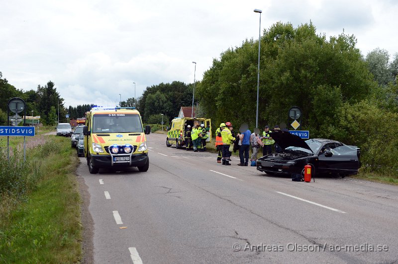 DSC_4612.JPG - Vid 17.15 tiden larmades räddningstjänst,ambulans och polis till Lisåkravägen i Stidsvig där en personbil voltat och två personer var inblandade. Båda två fördes med ambulans till sjukhus, oklart skadeläge. Vägen stängdes av i båda riktningarna.