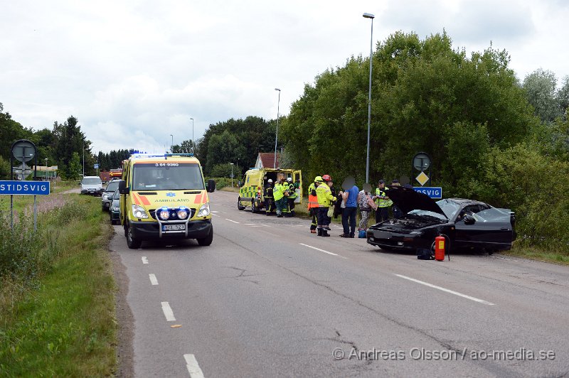 DSC_4612.JPG - Vid 17.15 tiden larmades räddningstjänst,ambulans och polis till Lisåkravägen i Stidsvig där en personbil voltat och två personer var inblandade. Båda två fördes med ambulans till sjukhus, oklart skadeläge. Vägen stängdes av i båda riktningarna.