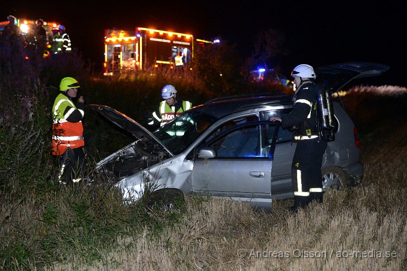 DSC_4620.JPG - Vid 00.30 larmades räddningstjänsten, Polis och ambulans till väg 13 strax utanför Östra Ljungby där en personbil voltat av vägen och ut på en åker. Två personer ska ha befunnit sig i bilen men skadeläget är oklart.