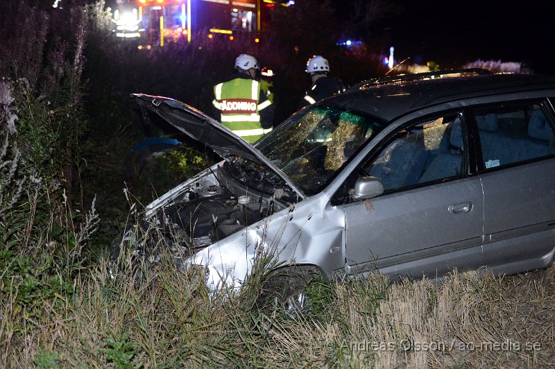 DSC_4622.JPG - Vid 00.30 larmades räddningstjänsten, Polis och ambulans till väg 13 strax utanför Östra Ljungby där en personbil voltat av vägen och ut på en åker. Två personer ska ha befunnit sig i bilen men skadeläget är oklart.