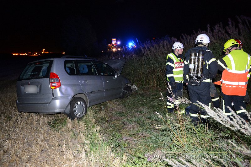 DSC_4624.JPG - Vid 00.30 larmades räddningstjänsten, Polis och ambulans till väg 13 strax utanför Östra Ljungby där en personbil voltat av vägen och ut på en åker. Två personer ska ha befunnit sig i bilen men skadeläget är oklart.