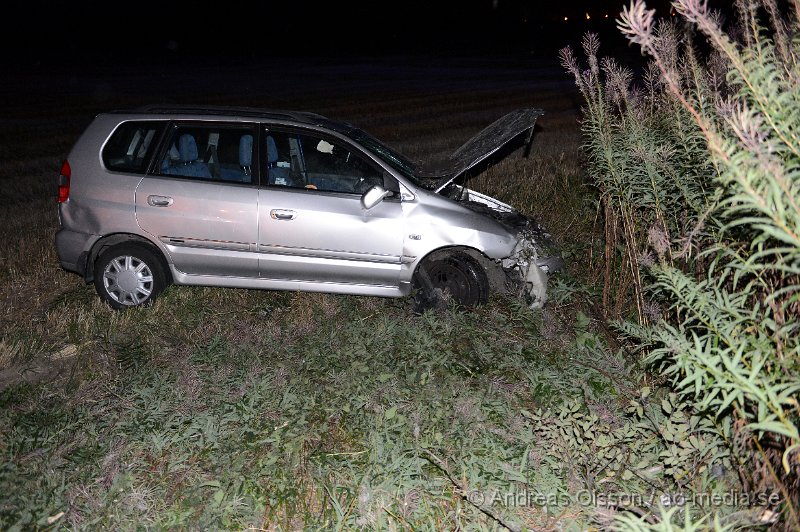 DSC_4625.JPG - Vid 00.30 larmades räddningstjänsten, Polis och ambulans till väg 13 strax utanför Östra Ljungby där en personbil voltat av vägen och ut på en åker. Två personer ska ha befunnit sig i bilen men skadeläget är oklart.