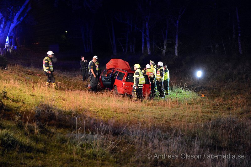 DSC_4765.JPG - Strax innan klockan 1 på natten larmades räddningstjänst,ambulans och polis till en trafikolycka i höjd med Herrevadskloster strax utanför ljungbyhed där en personbil kört in i ett träd och sedan ner i hagen. En person befann sig i bilen och denne fördes med ambulans till sjukhus för kontroll men ska inte ha blivit allvarligt skadad. I hagen ska där även ha funnits en eller flera tjurar, ingen av dessa ska dock ha kommit till skada men var inte så glada över besöket i hagen.