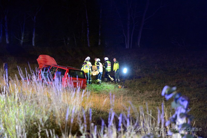 DSC_4767.JPG - Strax innan klockan 1 på natten larmades räddningstjänst,ambulans och polis till en trafikolycka i höjd med Herrevadskloster strax utanför ljungbyhed där en personbil kört in i ett träd och sedan ner i hagen. En person befann sig i bilen och denne fördes med ambulans till sjukhus för kontroll men ska inte ha blivit allvarligt skadad. I hagen ska där även ha funnits en eller flera tjurar, ingen av dessa ska dock ha kommit till skada men var inte så glada över besöket i hagen.