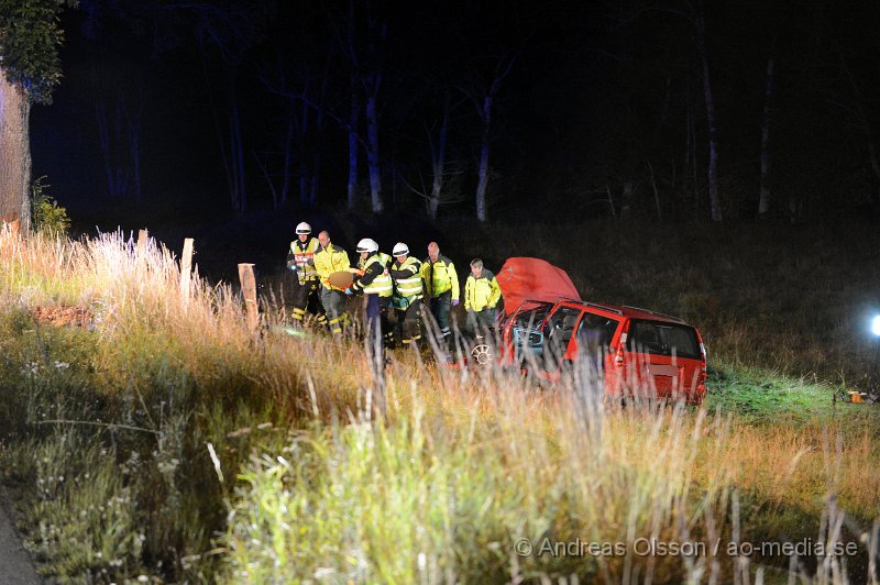 DSC_4770.JPG - Strax innan klockan 1 på natten larmades räddningstjänst,ambulans och polis till en trafikolycka i höjd med Herrevadskloster strax utanför ljungbyhed där en personbil kört in i ett träd och sedan ner i hagen. En person befann sig i bilen och denne fördes med ambulans till sjukhus för kontroll men ska inte ha blivit allvarligt skadad. I hagen ska där även ha funnits en eller flera tjurar, ingen av dessa ska dock ha kommit till skada men var inte så glada över besöket i hagen.