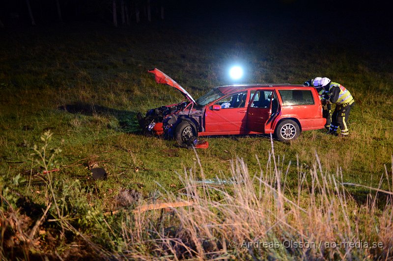 DSC_4771.JPG - Strax innan klockan 1 på natten larmades räddningstjänst,ambulans och polis till en trafikolycka i höjd med Herrevadskloster strax utanför ljungbyhed där en personbil kört in i ett träd och sedan ner i hagen. En person befann sig i bilen och denne fördes med ambulans till sjukhus för kontroll men ska inte ha blivit allvarligt skadad. I hagen ska där även ha funnits en eller flera tjurar, ingen av dessa ska dock ha kommit till skada men var inte så glada över besöket i hagen.