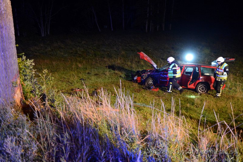 DSC_4772.JPG - Strax innan klockan 1 på natten larmades räddningstjänst,ambulans och polis till en trafikolycka i höjd med Herrevadskloster strax utanför ljungbyhed där en personbil kört in i ett träd och sedan ner i hagen. En person befann sig i bilen och denne fördes med ambulans till sjukhus för kontroll men ska inte ha blivit allvarligt skadad. I hagen ska där även ha funnits en eller flera tjurar, ingen av dessa ska dock ha kommit till skada men var inte så glada över besöket i hagen.