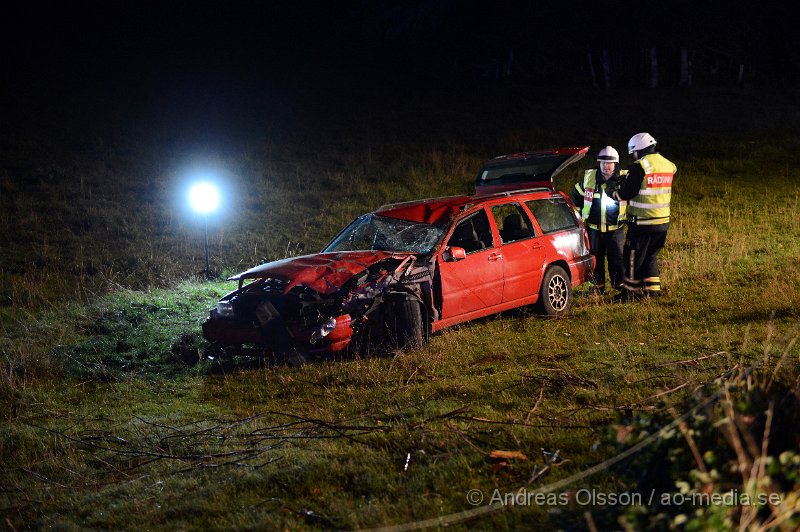 DSC_4773.JPG - Strax innan klockan 1 på natten larmades räddningstjänst,ambulans och polis till en trafikolycka i höjd med Herrevadskloster strax utanför ljungbyhed där en personbil kört in i ett träd och sedan ner i hagen. En person befann sig i bilen och denne fördes med ambulans till sjukhus för kontroll men ska inte ha blivit allvarligt skadad. I hagen ska där även ha funnits en eller flera tjurar, ingen av dessa ska dock ha kommit till skada men var inte så glada över besöket i hagen.