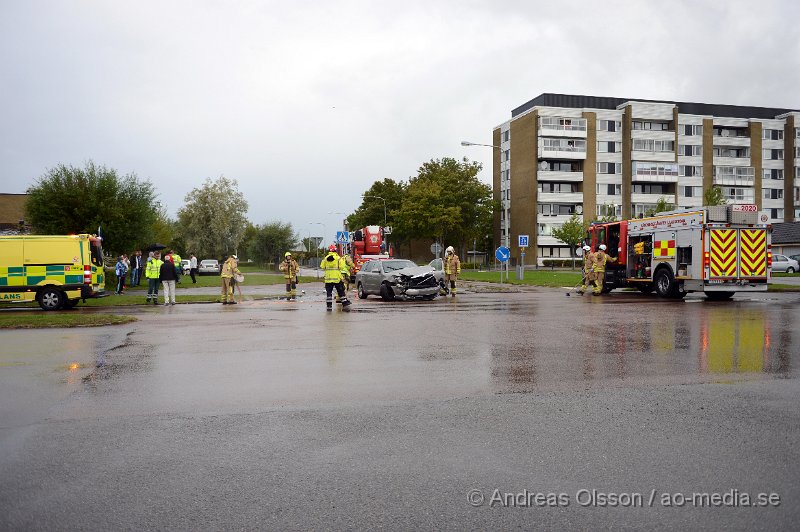 DSC_4731.JPG - Strax efter 18 larmades räddningstjänst, ambulans och polis till en trafikolycka i närheten av Dianaskolan på Koppargården i Landskrona. Två personbilar hade kolliderat i en korsning. Minst en person ska ha förts till sjukhus med oklara skador.