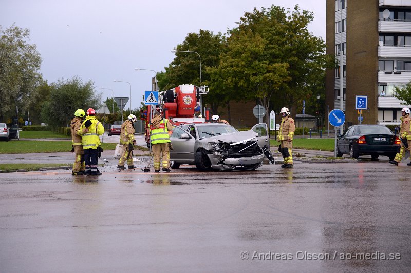 DSC_4732.JPG - Strax efter 18 larmades räddningstjänst, ambulans och polis till en trafikolycka i närheten av Dianaskolan på Koppargården i Landskrona. Två personbilar hade kolliderat i en korsning. Minst en person ska ha förts till sjukhus med oklara skador.