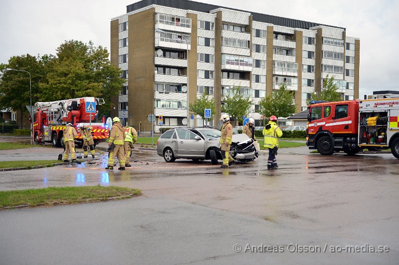 DSC_4733.JPG - Strax efter 18 larmades räddningstjänst, ambulans och polis till en trafikolycka i närheten av Dianaskolan på Koppargården i Landskrona. Två personbilar hade kolliderat i en korsning. Minst en person ska ha förts till sjukhus med oklara skador.