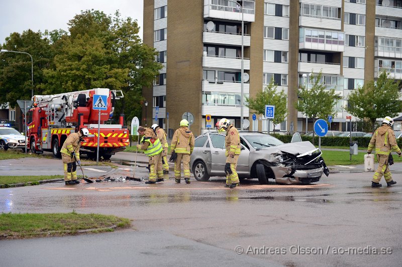 DSC_4734.JPG - Strax efter 18 larmades räddningstjänst, ambulans och polis till en trafikolycka i närheten av Dianaskolan på Koppargården i Landskrona. Två personbilar hade kolliderat i en korsning. Minst en person ska ha förts till sjukhus med oklara skador.