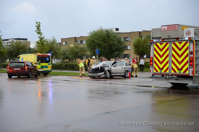 DSC_4737.JPG - Strax efter 18 larmades räddningstjänst, ambulans och polis till en trafikolycka i närheten av Dianaskolan på Koppargården i Landskrona. Två personbilar hade kolliderat i en korsning. Minst en person ska ha förts till sjukhus med oklara skador.