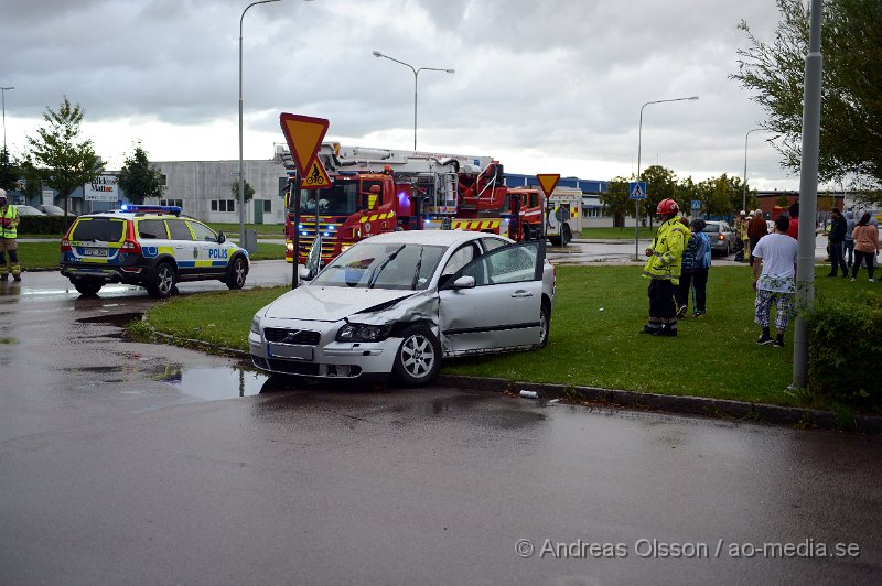 DSC_4741.JPG - Strax efter 18 larmades räddningstjänst, ambulans och polis till en trafikolycka i närheten av Dianaskolan på Koppargården i Landskrona. Två personbilar hade kolliderat i en korsning. Minst en person ska ha förts till sjukhus med oklara skador.
