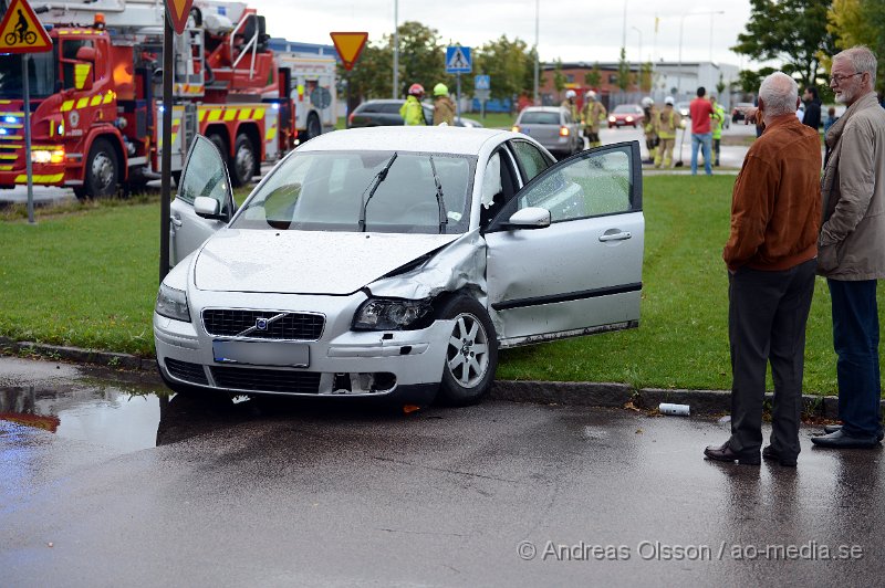 DSC_4744.JPG - Strax efter 18 larmades räddningstjänst, ambulans och polis till en trafikolycka i närheten av Dianaskolan på Koppargården i Landskrona. Två personbilar hade kolliderat i en korsning. Minst en person ska ha förts till sjukhus med oklara skador.