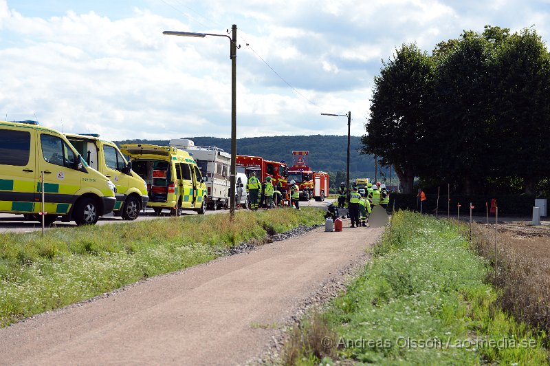 DSC_4775.JPG - Strax efter halv 3 på eftermiddagen larmades räddningstjänst, ambulans och polis till en frontallkollision på krikavägen strax utanför Krika. Det var en mindre skåpbil och en husbil som krockat. Hur olyckan har gått till är oklart, på sträckan är där viss vägarbete men om detta har bidragit till olyckan är oklart. Minst en person fick föras till sjukhus. Vägen var helt avstängd under räddningsarbetet.