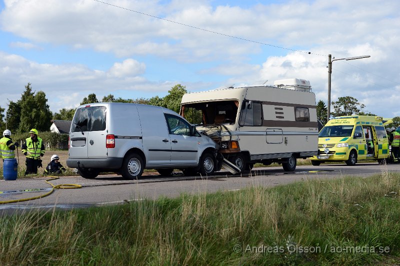 DSC_4776.JPG - Strax efter halv 3 på eftermiddagen larmades räddningstjänst, ambulans och polis till en frontallkollision på krikavägen strax utanför Krika. Det var en mindre skåpbil och en husbil som krockat. Hur olyckan har gått till är oklart, på sträckan är där viss vägarbete men om detta har bidragit till olyckan är oklart. Minst en person fick föras till sjukhus. Vägen var helt avstängd under räddningsarbetet.