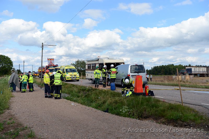 DSC_4779.JPG - Strax efter halv 3 på eftermiddagen larmades räddningstjänst, ambulans och polis till en frontallkollision på krikavägen strax utanför Krika. Det var en mindre skåpbil och en husbil som krockat. Hur olyckan har gått till är oklart, på sträckan är där viss vägarbete men om detta har bidragit till olyckan är oklart. Minst en person fick föras till sjukhus. Vägen var helt avstängd under räddningsarbetet.