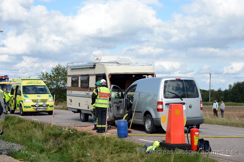 DSC_4781.JPG - Strax efter halv 3 på eftermiddagen larmades räddningstjänst, ambulans och polis till en frontallkollision på krikavägen strax utanför Krika. Det var en mindre skåpbil och en husbil som krockat. Hur olyckan har gått till är oklart, på sträckan är där viss vägarbete men om detta har bidragit till olyckan är oklart. Minst en person fick föras till sjukhus. Vägen var helt avstängd under räddningsarbetet.